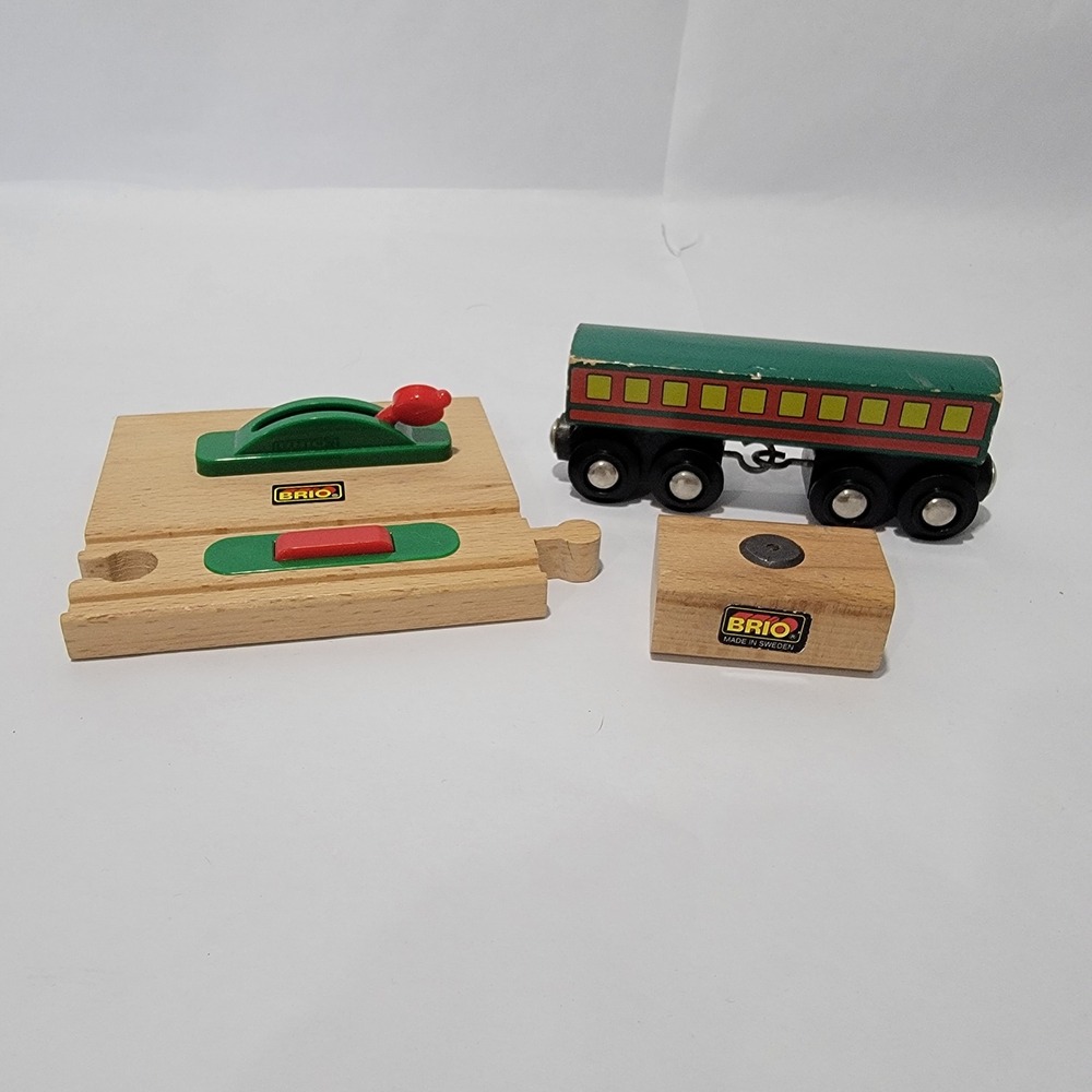 Brio Polar Express Passenger Coach Switching Track and Magnetic Cargo Set